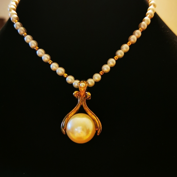 Vintage Faux Pearl and Gold Tone Necklace with Pearl Enhancer Pendant - Picture 13 of 15